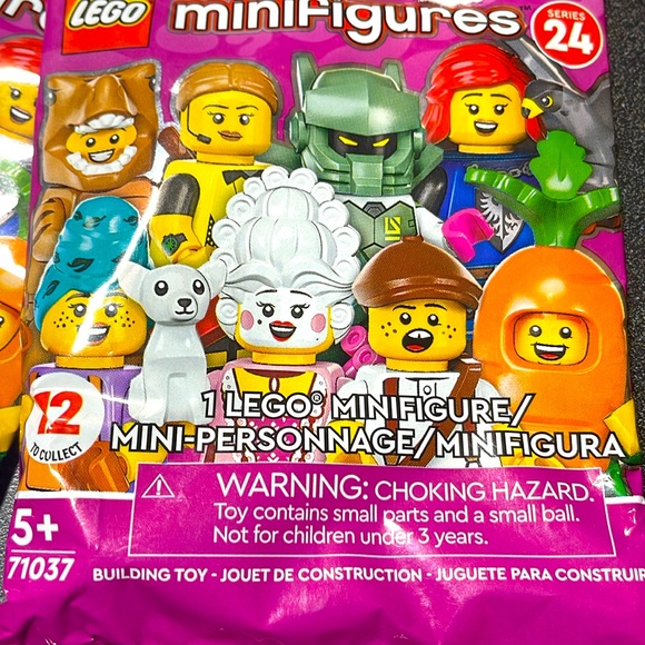 Lego Series 24 Newspaper and Football Ref - Picture 2 of 7